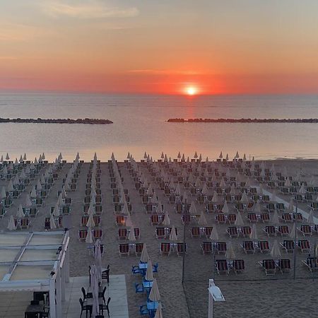 Hotel Flying Pesaro Kültér fotó