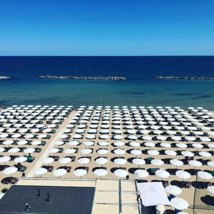 Hotel Flying Pesaro Kültér fotó
