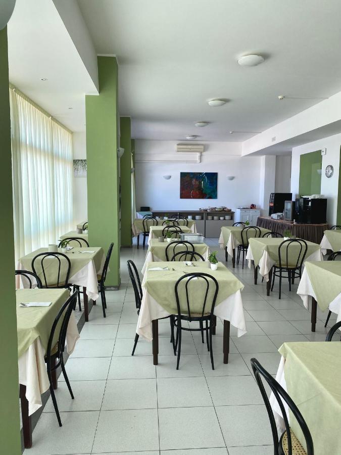 Hotel Flying Pesaro Kültér fotó