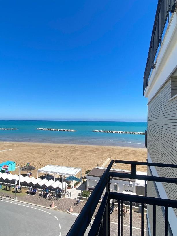 Hotel Flying Pesaro Kültér fotó