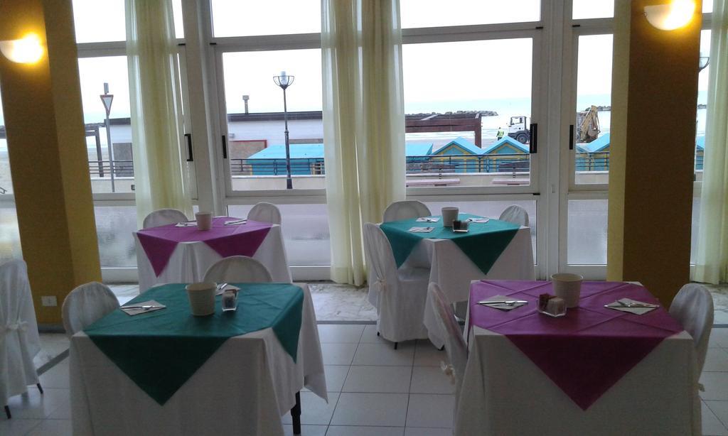 Hotel Flying Pesaro Kültér fotó